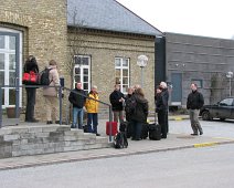 IMG_3812 Venter på bussen udfor Knudshoved Kursuscenter